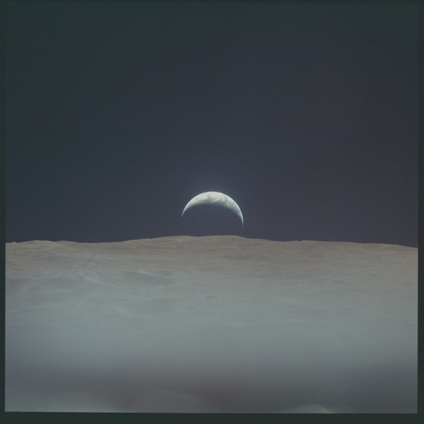 مشهدٌ لشروق الأرض من على سطح القمر التقطتها عدسات كاميرات رحلة أبولو 12 المصدر: ناسا/مركز جونسون للفضاء