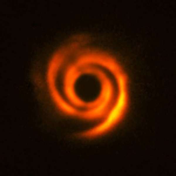 يتمتع القرص الكوكبي HD 135344B بهيكلٍ حلزوني، نظراً لتشكل كواكبٍ خارجية (أي خارج المجموعة الشمسية) ضخمة.   المصدر: ESO/T. Stolker et al.