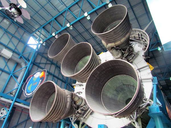المحركات الصاروخية الخمسة من مرحلة الإحتراق الأولى للصاروخ ساترن الخامس