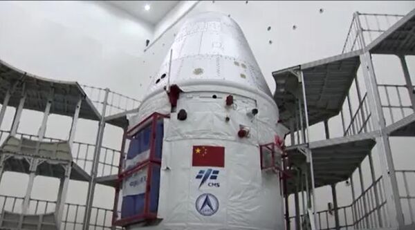 صورة كبسولة الفضاء الصينية الجديدة المُخصصة للرحلات المأهولة أثناء تحضيرها للرحلة التجريبية غير المأهولة على تمن صاروخ لونج مارش 5 بي. انطلقت الكبسولة في 5 مايو/أيار 2020. (حقوق الصورة: CCTV)