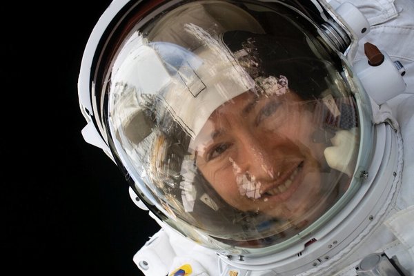 كريستينا كوك أثناء مشاركتها في عملية سير فضائية في 15 يناير/كانون الثاني 2020. حقوق الصورة: ناسا