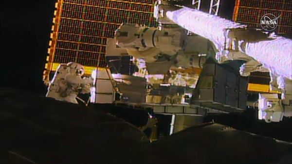 في هذه الصورة، تحمل رائدة الفضاء جيسيكا ماير (على اليسار) بطارية ليثيوم أيون بديلة لتثبيتها على الجمالون الموجود على جانب منفذ محطة الفضاء الدولية خلال عملية السير الفضائية الثانية مع كريستينا كوك يوم الأربعاء (15 يناير/كانون الثاني 2020). حقوق الصورة: NASA TV