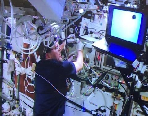 يساعد رائد الفضاء ريكي أرنولد في تركيب مختبر الذرة الباردة (CAL) التابع لوكالة ناسا على محطة الفضاء الدولية. حقوق الصورة: NASA / JPL-Caltech