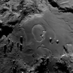 صورة منطقة إمحوتب على سطح المذنب 67P/C-G بتاريخ 27 يونيو/حزيران 2015.  المصدر: ESA/Rosetta/MPS for OSIRIS Team MPS/UPD/LAM/IAA/SSO/INTA/UPM/DASP/IDA