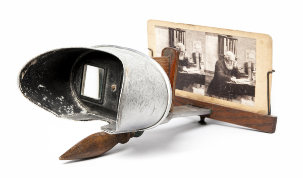 المنظار المجسِّم stereoscope هو أداة تستخدم صورتين مأخوذتين عن زاويتين متباينتين قليلاً. عندما تتم رؤيتهما بوساطة العدستين، تندمج الصورتان في صورة ثلاثية الأبعاد. المصدر: prophoto14 / Shutterstock