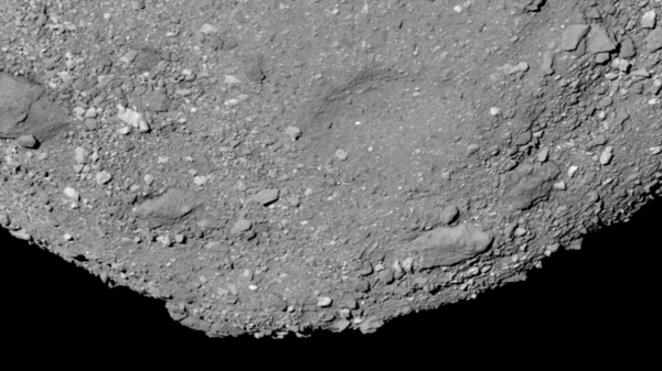مشهد عريض الزاوية لقطب مسبار بينو الجنوبي الذي التقطه مسبار أوسايرس ريكس OSIRIS-Rex في 14 آذار/مارس عام 2019.  حقوق الصورة: NASA/Goddard/University of Arizona
