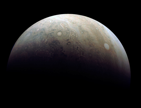 أعاد ديميان بيتش Damian Peach معالجة إحدى الصور التي التقطتها كاميرا جونو جونوكام أثناء مرورها الثالث بقرب المشتري يوم الحادي عشر من ديسمبر عام 2016. توضح الصورة إعصارين كبيرين في غلاف المشتري الجوي. المصدر:NASA/JPL-Caltech/SwRI/MSSS