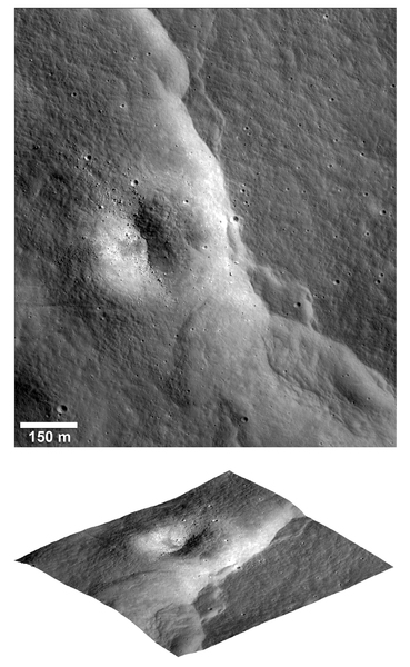 يظهر في الصورة الأولى (أعلاه) والصورة الثانية (أدناه) أحد المنحدرات الصدعية المفصصة البارزة في عنقود فيتيلّو، وهو واحد من آلاف المنحدرات الصدعية المُكتشفة في صور كاميرا المستكشف المداري القمري. في الصورة الثانية، وُضعت الصورة المُلتقطة بواسطة الكاميرا ضيقة الزاوية فوق التضاريس التي تم الحصول عليها من الصور المُجسّمة الخاصة بهذه الأخيرة. رُفعت فوهة مُتآكلة للأعلى عندما تشكّل المنحدر الصدعي. وقد اصطفت الصخور الموجودة داخل الفوهة في صفوف موازية لاتجاه المنحدر الصدعي. حقوق الصورة: ناسا/المستكشف المداري القمري/جامعة ولاية أريزونا/مؤسسة سميثسونيان
