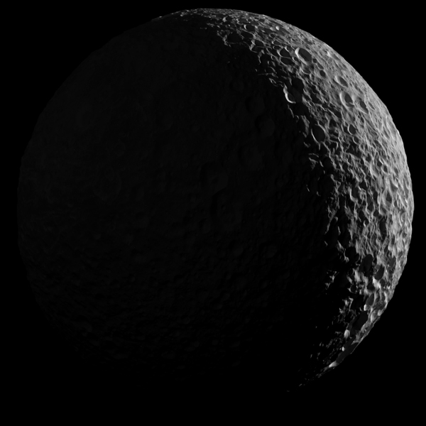 صورة فسيفسائية ثانية لميماس إذ يبدو مناراً في الجانب المقابل للشمس فقط. Credit: NASA/JPL-Caltech/Space Science Institute.