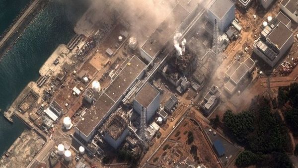 صورة فضائية لمحطة الطاقة النووية فوكوشيما داييتشي Fukushima-Daiichi بتاريخ 16 آذار/مارس 2011، عقب زلزال بقوة 8.9 وتسوماني مطلقين العنان لسلسلة من الأحداث الكارثية بالمُنشأة. حقوق الصورة: DIGITALGLOBE VIA GETTY IMAGES