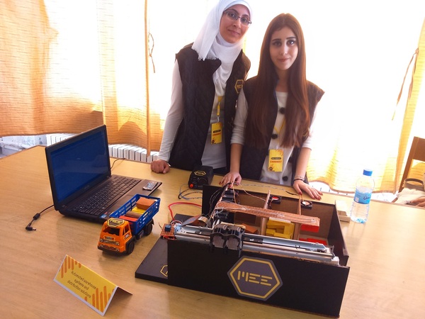 الطالبة رهف عقدة والطالبة حلا جبور قدمتا مشروعهما عن أنظمة التخزين الآلي وحلول التوزيع