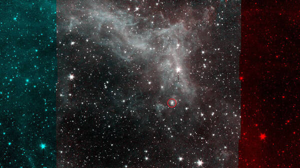 صورة التقطها تيليسكوب سبيتزر الفضائي التابع لناسا لسديم كاليفورنيا، والتي تسلط الضوء على مجرة في خلفية الصورة (المحاطة بدائرة حمراء) ذات أذرع لولبية واضحة المعالم. ‎حقوق الصورة: NASA/JPL/Caltech