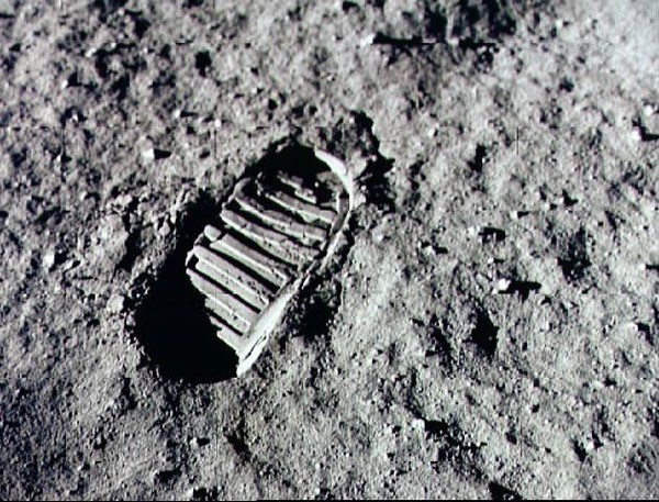 آثار الأقدام الشهيرة على السّطح القمريّ من بعثة "أبولو 11"، والتي تركت أثرًا عميقًا في الثّرى. المصدر: ناسا