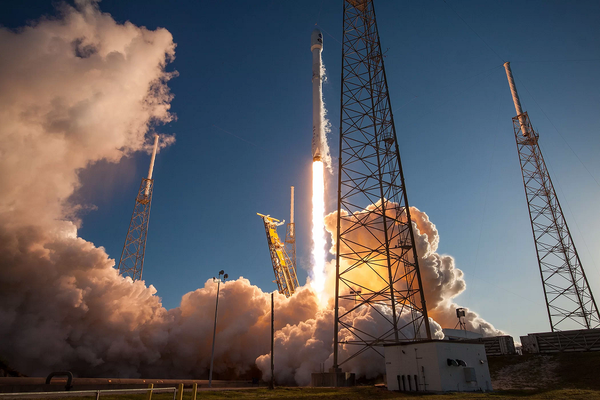 أطلق صاروخ فالكون 9 التابع لشركة سبيس أكس وعلى متنه القمر الصناعي الاستطلاعي للكواكب الخارجية العابرة (تيسس TESS) التابع لوكالة ناسا من محطة كيب كانافيرال الجوية في فلوريدا في 18 أبريل/نيسان 2018. حقوق الصورة: SpaceX
