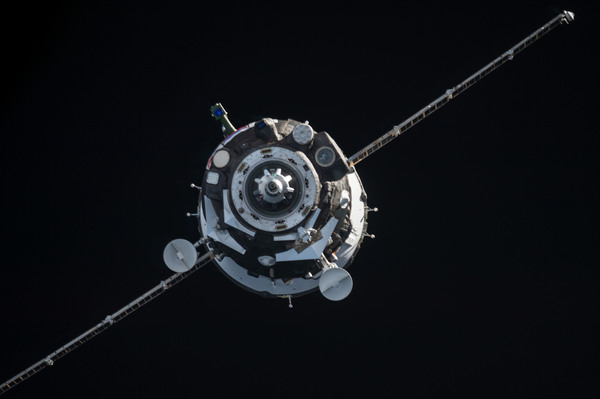 تُظهر الصورة المركبة الفضائية سويوز (Soyuz) بداخلها ثلاثة أعضاء جدد من طاقمها مقتربة من المحطة الفضائية الدولية، في 12 أيلول/سبتمبر. المصدر: NASA
