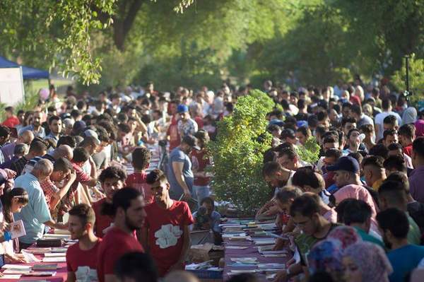 الحشود الكبيرة التي ارتادت المهرجان وهي تنتقي من الكتب المعروضة في الهواء الطلق ما تشاء