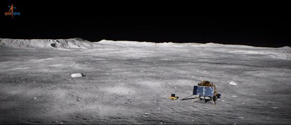 رسم توضيحي لمركبة الهبوط القمرية الهندية الخاصة بمهمة شاندرايان -2 المُسمى فيكرام، بالإضافة للمركبة الجوالة براغيان على سطح القمر بالقرب من القطب الجنوبي له. حقوق الصورة: Indian Space Research Organisation