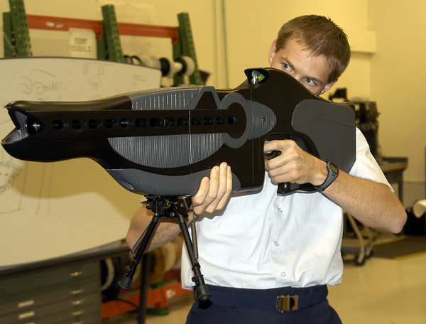 بندقية الإعاقة والتحفيز الشخصية وهي نموذج أولي لأسلحة غير مميتة طورها سلاح الجو الأمريكي. حقوق الصورة: USAF