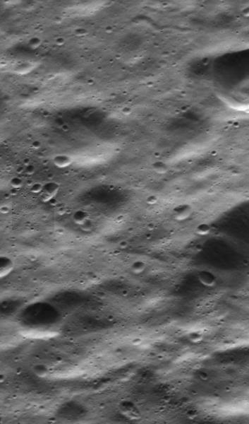 هذه الصورة لديوني من كاسيني تتضمنُ مشهداً ذا دقةٍ عالية لسطح القمر الجليدي كصورة جزئية في وسط الجزء الأيسر. Credit: NASA / JPL-معهد كاليفورنيا للتكنولوجيا / معهد علوم الفضاء