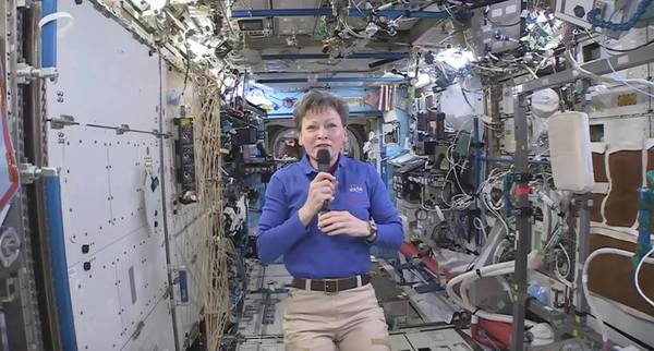 رائدة فضاء ناسا وعضوة محطة الفضاء الدولية، بيغي ويتسون متحدثة إلى أحد ممثلي كتاب غينيس للأرقام القياسية في (26 تموز/يوليو عام 2017). حقوق الصورة: NASA TV.