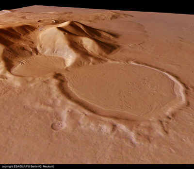 الفوهة بشكل الساعة الرملية على المريخ. المصدر: G. Neukum - ESA/DLR/FU Berlin