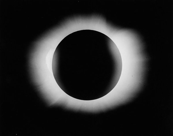 صورة فوتوغرافية للكسوف الشمسي مأخوذة من قبل آرثر إدينجتون وإدوين كوتنهام، من جزيرة برينسيبي في 29 أيار/مايو، 1919. المرجع: A7/40 .  حقوق الصورة: Royal Astronomical Society
