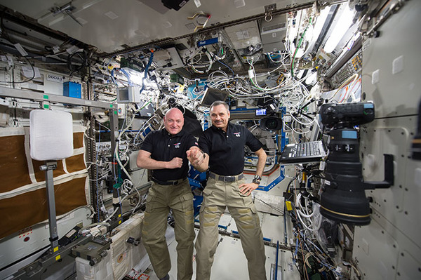 نرى في الصورة رائدي الفضاء سكوت كيلي مع رائد الفضاء ميخائيل كورنينكو وهما يحتفلان باليوم رقم 300 على متن محطة الفضاء.المصدر: NASA