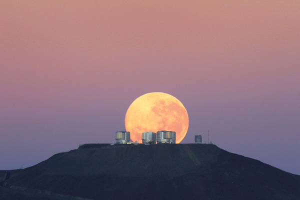 القمر المكتمل المبهر وهو يظهر خلف المقراب الكبير جداً VLT في صحراء أتاكاما في تشيلي، والتقطت في 7 يونيو 2010 من قبل المرصد الأوروبي الجنوبي ESO. القمر يبدو أكبر من المعتاد بسبب الوهم البصري للمشهد