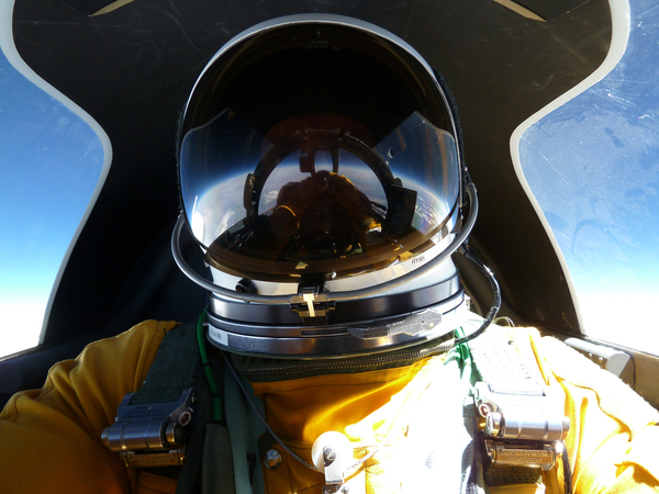 قام طيار الطلعات البحثية التابعة لناسا توم رايان Tom Ryan بالتقاط هذه الصورة له بينما كان يحلق بطائرة الموارد الأرضية ER-2 التابعة لناسا فوق نيو ميكسيكو لاختبار أداة القياس التجريبية للارتفاع بواسطة أشعة الليزر الثلاثية MABEL في نيسان من عام 2011.