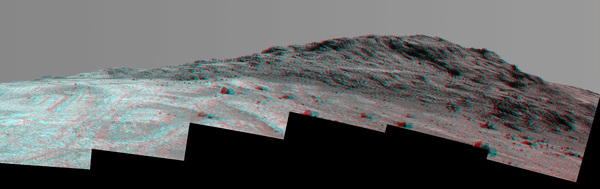يظهر هذا المشهد المجسم من عربة أوبورتيونيتي لاستكشاف المريخ التابعة لوكالة ناسا التركيبة والألوان المتباينين في منطقة قمة هينرز Hinners Point، والتي تقع في الطرف الشمالي من وادي ماراثون Marathon Valley. كما تظهر أيضاً في الصورة نتوءات صخرية ساطعة في قاع الوادي إلى اليسار . المصدر: NASA/JPL-Caltech/Cornell Univ./Arizona State Univ
