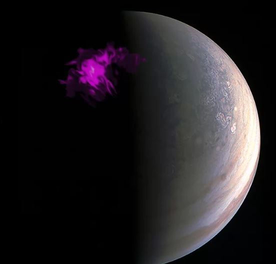 ما زال شفق كوكب المشتري يثير دهشة وحيرة العلماء، وهذه الصورة تجمع ملاحظات الكوكب الغازيّ العملاق من مراصدَ عدّةٍ، لإعطاء نظرةٍ متماسكةٍ من أعلى قمم غيوم الكوكب المعقّدة، فضلًا عن أضواء الكوكب الشماليّة والجنوبيّة. المصدر: X-ray: NASA/CXC/UCL/W.Dunn et al, Optical: South Pole: NASA/JPL-Caltech/SwRI/MSSS /Gerald Eichstädt /Seán Doran; North Pole: NASA/JPL-Caltech/SwRI/MSSS