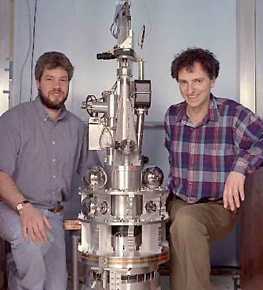 على الشمال ستيف مركويتز Steve Merkowitzz ، وعلى اليمين جنز جاندلاش Jens Gundlach مع جهاز كافنديش المتطور في جامعة واشنطن. المصدر : Mary Levin, University of Washington