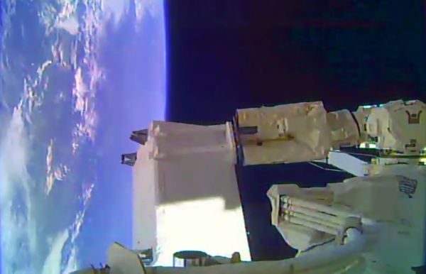 المراجعة: تُظهر الصورة جهاز الكشف ISS-CREAM مُرفقاً بذراع روبوتية تابعة لمحطة الفضاء الدولية، خلال مهمة تركيب التجربة يوم 21 آب/ أغسطس. مصدر الصورة: ناسا