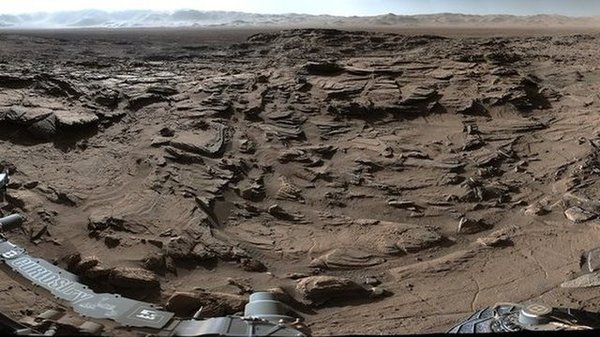 هذه الصورة من المركبة الجوالة كيوريوسيتي Curiosity وتُظهِر بيئة جافة حول فوهة غايل. المصدر: ناسا / مختبر الدفع النفاث في كالتيك JPL-Caltech / مالين لأنظمة علوم الفضاء MSSS