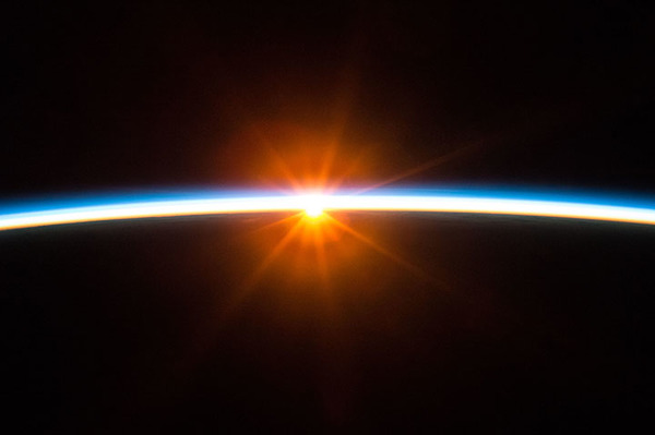 التقط سكوت كيلي هذه الصورة الرائعة وهي تظهر شروق الشمس كما يرى من محطة الفضاء الدولية.   المصدر: NASA