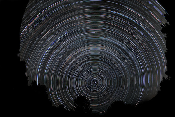 السماء ليلاً، تُظهر الصورة ما مقداره 6 ساعات من الدوران باستخدام التعرض الطويل. ملكية الصورة: Chris Schur