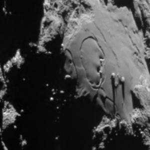 صورة منطقة إمحوتب على سطح المذنب 67P/C-G بتاريخ 1 يوليو/تموز 2015.  المصدر: ESA/Rosetta/MPS for OSIRIS Team MPS/UPD/LAM/IAA/SSO/INTA/UPM/DASP/IDA