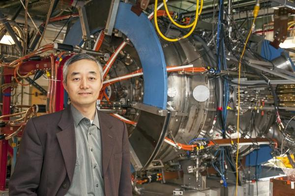 الفيزيائي من مختبر برينستون لفيزياء البلازما هانتو جي Hantao Ji، أمام تجربة إعادة الربط المغناطيسي. حقوق الصورة: Elle Starkman