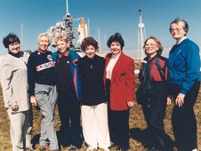 في هذه الصورة التي التقطت عام 1995، نرى عضوات مجموعة (FLAT) واللاتي يطلق عليهن أيضاً اسم ميركوري 13 (Mercury 13) خلال حضورهن إطلاق مكوك فضاء، زارت النساء مركز الفضاء بصفتهن ضيفاتٍ مدعواتٍ من قبل قائدة STS-63 إيلين كولينز، أول ربانة مكوكٍ فضائي، والتي أصبحت فيما بعد أول أنثى تشرف وتقود مكوكاً فضائياً. العضوات هن (من اليسار)، جين نورا جيسن Gene Nora Jessen، ووالي فانك Wally Funk، وجيري كوب، جيري تروهيل Jerri Truhill، وسارة روتلي Sarah Rutley، وميرتل كايغل Myrtle Cagle، وبيرينيس ستيدمان Bernice Steadman.   المصدر: NASA