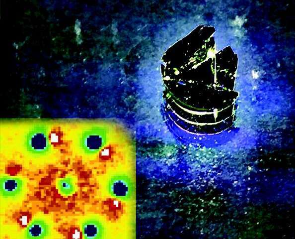 الصورة على اليمين هي صورة موضِّحة لمادة تم تعريضها لنبضات ليزر. الصورة على اليسار هي صورة لمادة تُظهر تغيّرات بنائية طفيفة ناتجة عن ما يعرف "بالإشابة الضوئية" (photo-doping). المصدر: جامعة ولاية ميشيغان، قسم الفيزياء والفلك. (Credit: MSU Department of Physics and Astronomy )