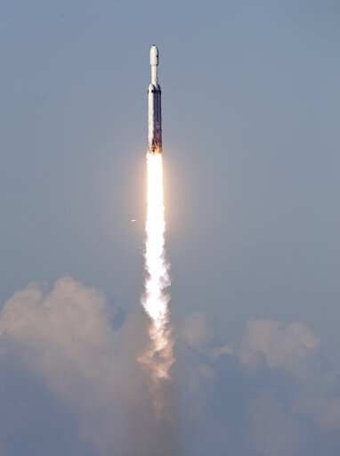 صورةٌ لانطلاق صاروخ فالكون الثقيل في أول رحلةٍ تجاريةٍ له وعلى متنه قمر اتصالات صناعي وذلك من منصة 39A  في مركز كينيدي للفضاء في كيب كانافيرال، فلوريدا، يوم الخميس 11 أبريل/نيسان 2019.