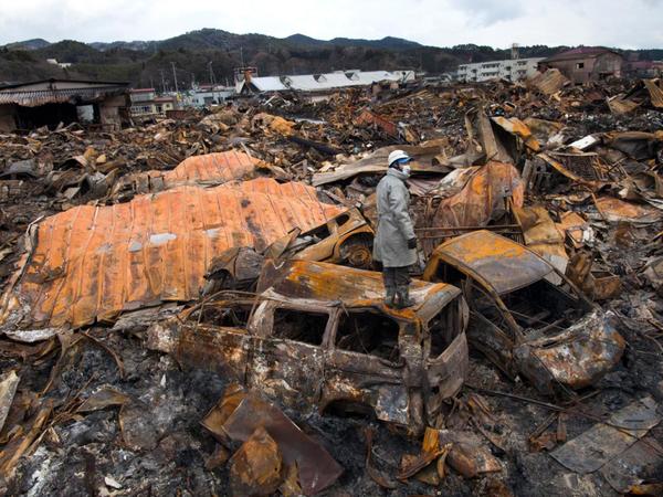 عينة من آثار الكارثة النووية باليابان في أعقاب الزلزال الأعنف في التاريخ، الذي مزق البلاد وتلاه تسونامي طوفاني.  حقوق الصورة: PAULA BRONSTEIN/GETTY IMAGES