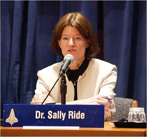 د. سالي رايد بأنها أول إمرأة أميركية وأصغر رواد الفضاء الأميركيين الذين سافروا إلى الفضاء