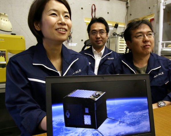 تأمل لينا أوكيجيما، الرئيسة التنفيذية لشركة ALE للتكنولوجيا الفضائية، تقديم عرض زخات شهبٍ اصطناعية حسب الطلب.