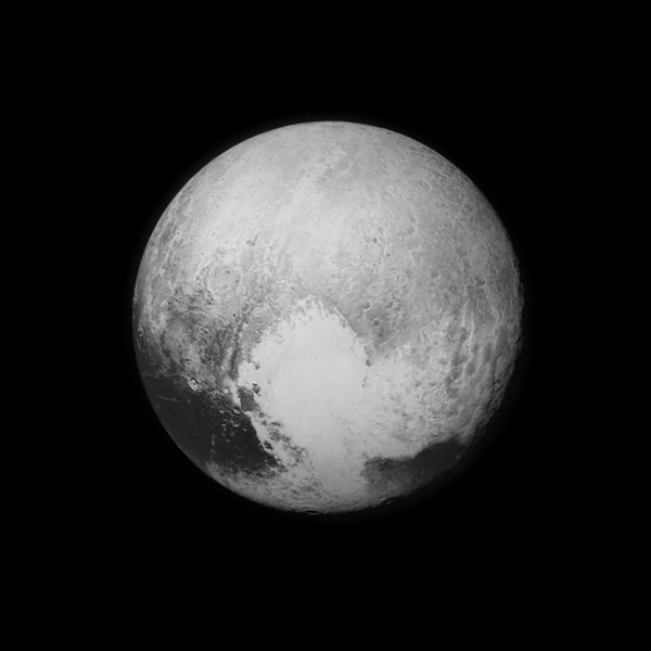 يملأ بلوتو تقريبا إطار هذه في الصورة بالأبيض والأسود، والتي التقطت بواسطة (LORRI) من على متن مركبة وكالة ناسا الجديدة نيوهورايزنز في 13 يوليو/تموز 2015، عندما كانت المركبة الفضائية على بعد 476،000 ميلا (768،000 كم) من السطح. وهي الصورة الأحدث والأكثر تفصيلا التي أرسلت إلى الأرض قبل بلوغ المركبة أقرب نقطة من بلوتو في 14 يوليو/تموز.