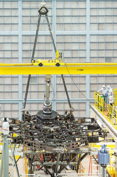 تمكّن فريق تلسكوب جيمس ويب الفضائي من تركيب المرآة الأولى المخصصة للرحلات الفضائية بنجاحٍ على هيكل التلسكوب، حيث أُنجِزت العملية في مركز غودارد لرحلات الفضاء في غرينبيلت بولاية ماريلاند. المصدر: NASA/Chris Gunn