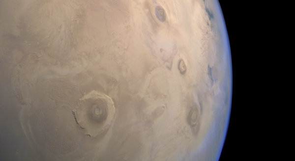 تظهر هذه الصورة المدهشة من منطقة ثارسيس Tharsis على المريخ، التي التقطتها مارس إكسبرس Mars Express، العديدَ من الحواجز البركانية البارزة بما في ذلك أوليمبوس مونس Olymbus Mons الضخمة (الموجودة على اليسار). وعندما كانت البراكين نشطة، كان بإمكانها إصدار كميات كبيرة من الميثان في الغلاف الجوي للمريخ.  المصدر: ESA