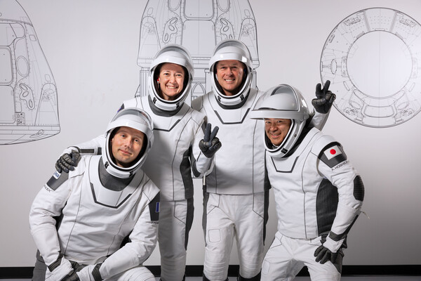 رائد الفضاء الفرنسي توماس بيسكيت Thomas Pesquet والأمريكان شين كيمبرو Shane Kimbrough وميجان ماك آرثر Megan McArthur والياباني أكيهيكو هوشيد Akihiko Hoshide . حقوق الصورة: سبيس إكس