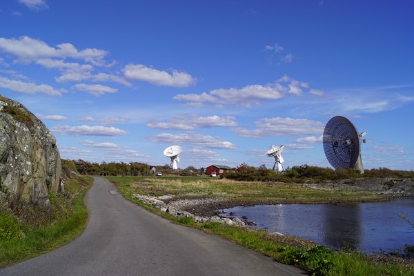 تلسكوب الـ 25 مترًا إلى جانبه التلسكوبان التوأم.