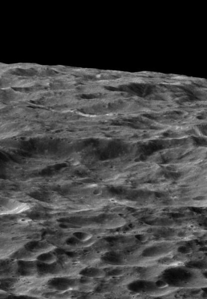 مركبة الفضاء كاسيني التابعة لوكالة ناسا تلقي نظرة عميقة على التضاريس المستديرة والمحفورة في هذه الصورة المائلة للقمر ديوني التابع لزحل. Credit: NASA / JPL-معهد كاليفورنيا للتكنولوجيا / معهد علوم الفضاء